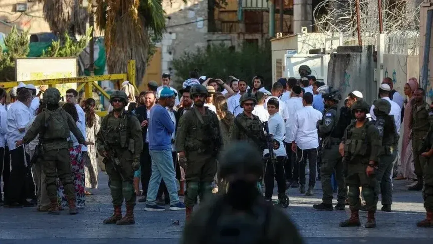 Forcat izraelite arrestojnë 12 palestinezë, ndërsa okupuesit djegin automjete në Bregun Perëndimor