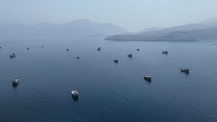 ShBA-ja: Mbi 17 milionë fuçi naftë kaluan të hënën përmes Ngushticës së Hormuzit