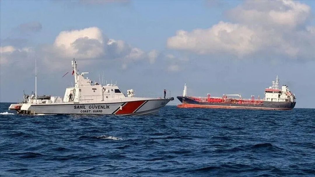 "الدفاع التركية" تستنفر جهودها للبحث عن 10 مفقودين بحادث سفينتين في بحر مرمرة