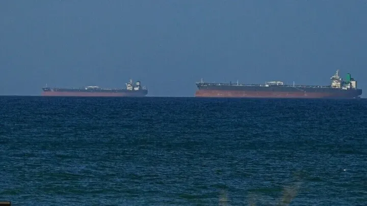 Два танкера подорвались на минах в Ормузском проливе