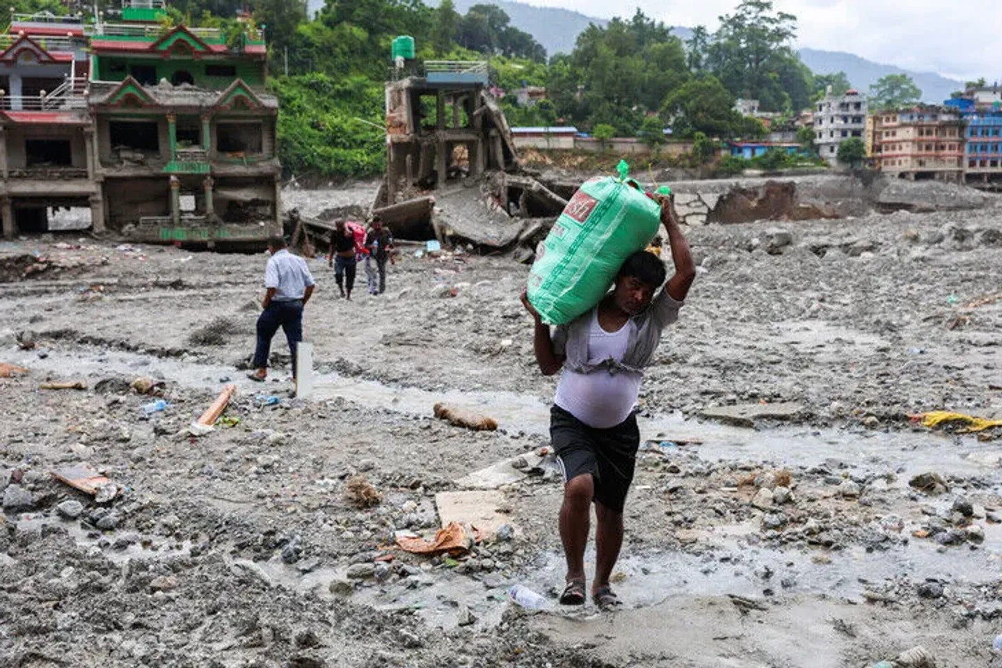Rritet në 1.220 numri i viktimave nga përmbytjet në Nepal-Kinë, gati 4.800 të zhdukur