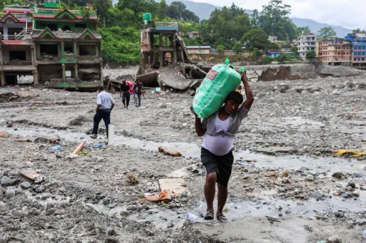 Rritet në 1.220 numri i viktimave nga përmbytjet në Nepal-Kinë, gati 4.800 të zhdukur