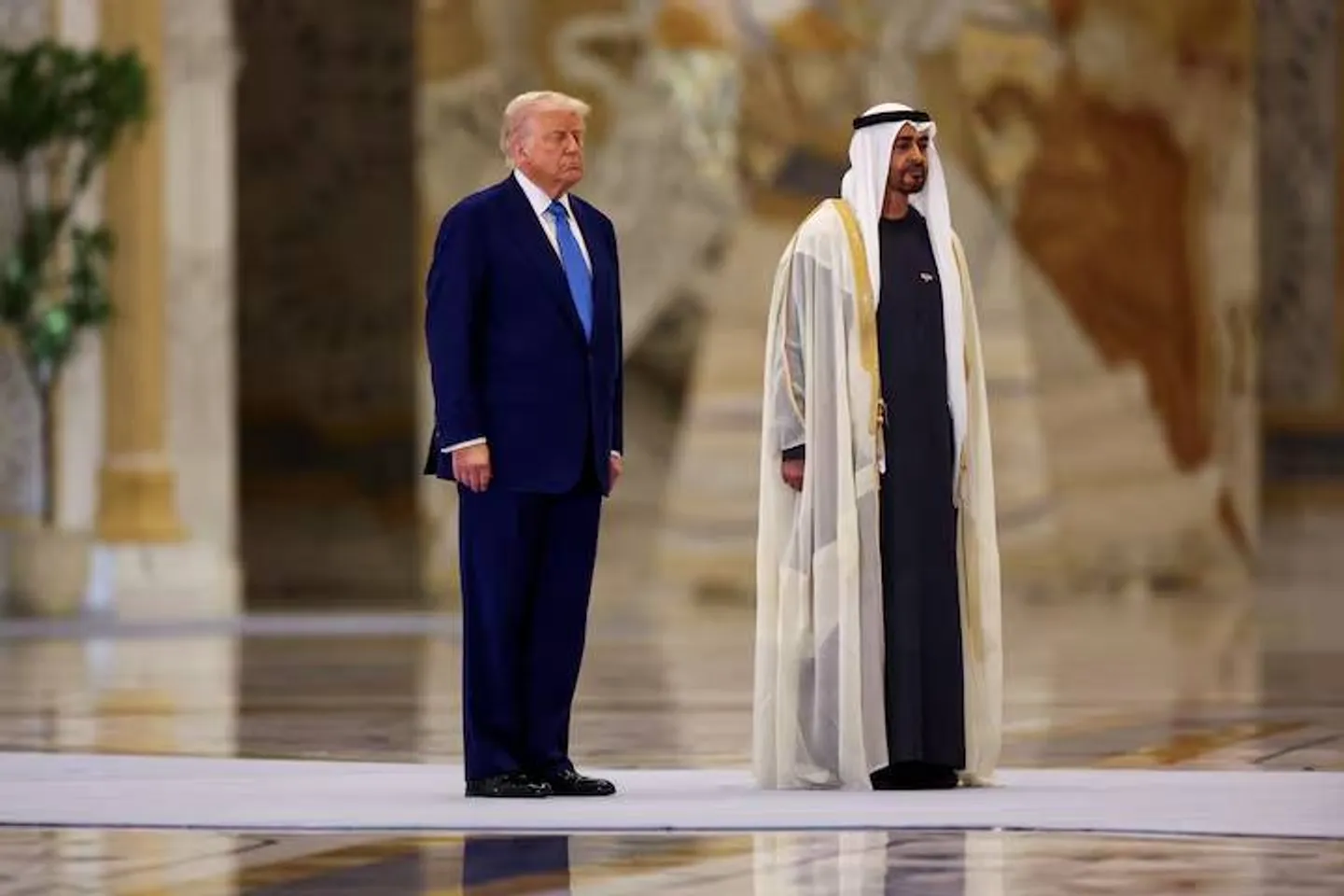ترمب وبن زايد يبحثان تطورات الشرق الأوسط وجهود خفض التوتر