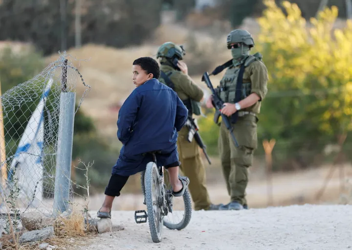 Israeli army arrests 21 Palestinians, including journalist, in occupied West Bank