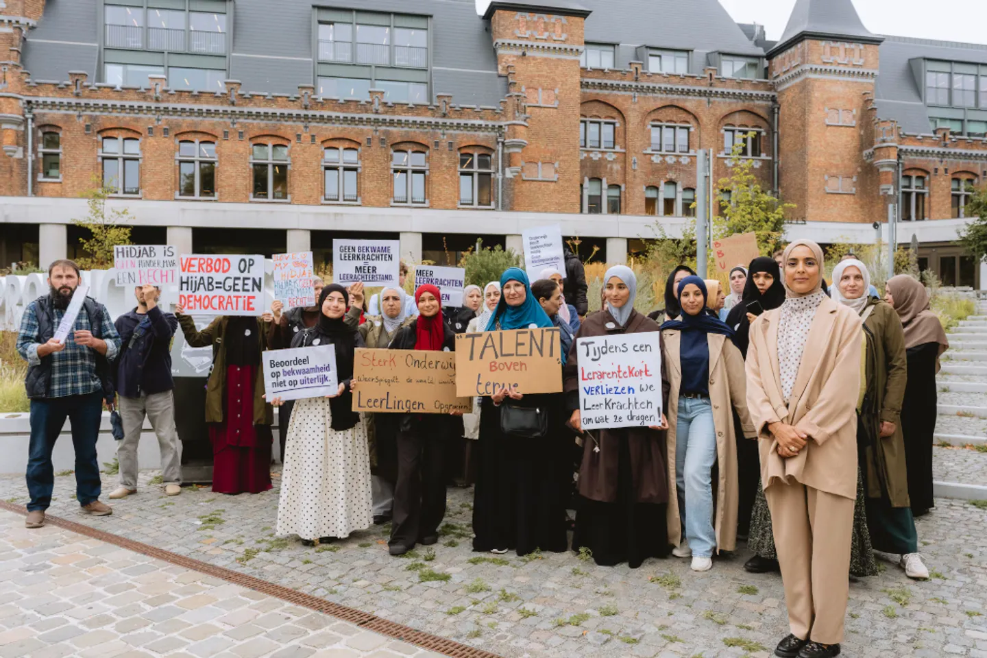 Neutraliteit versus lerarentekort: de strijd van juf Hadija om haar hoofddoek