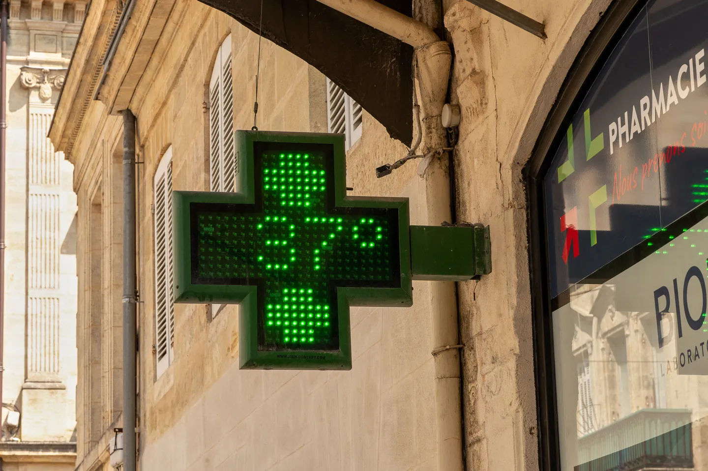 France records 7,000 excess deaths during heatwaves through late July, minister says