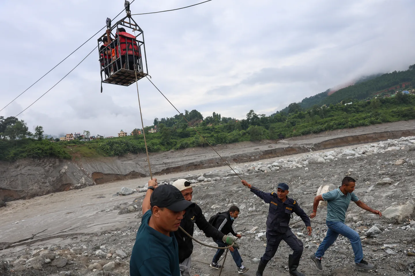 Spasioci izvukli dvije žive osobe iz tunela više od sedmicu dana nakon poplava u Nepalu