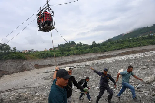Spasioci izvukli dvije žive osobe iz tunela više od sedmicu dana nakon poplava u Nepalu