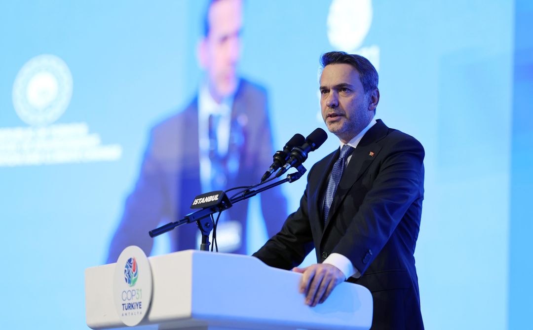 Ministri turk i Energjisë bën thirrje për financim klimatik për të fuqizuar rrjetet elektrike