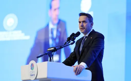 Ministri turk i Energjisë bën thirrje për financim klimatik për të fuqizuar rrjetet elektrike