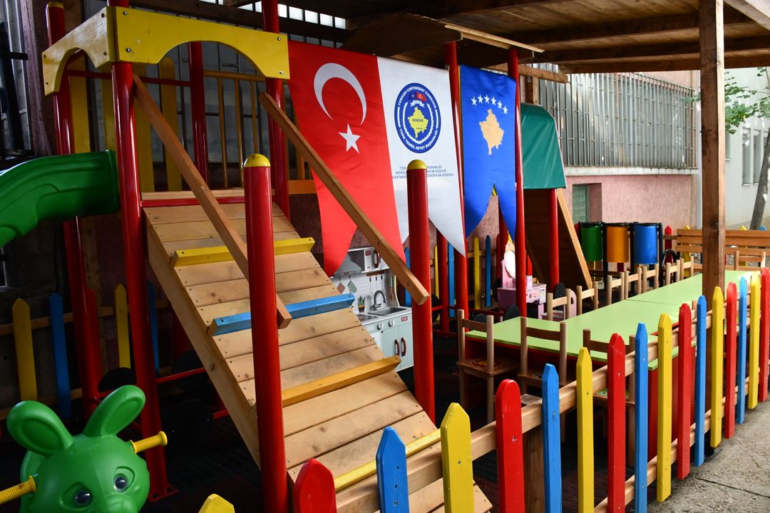 kfor-i-turk-hap-kend-lojerash-per-femijet-ne-kosove
