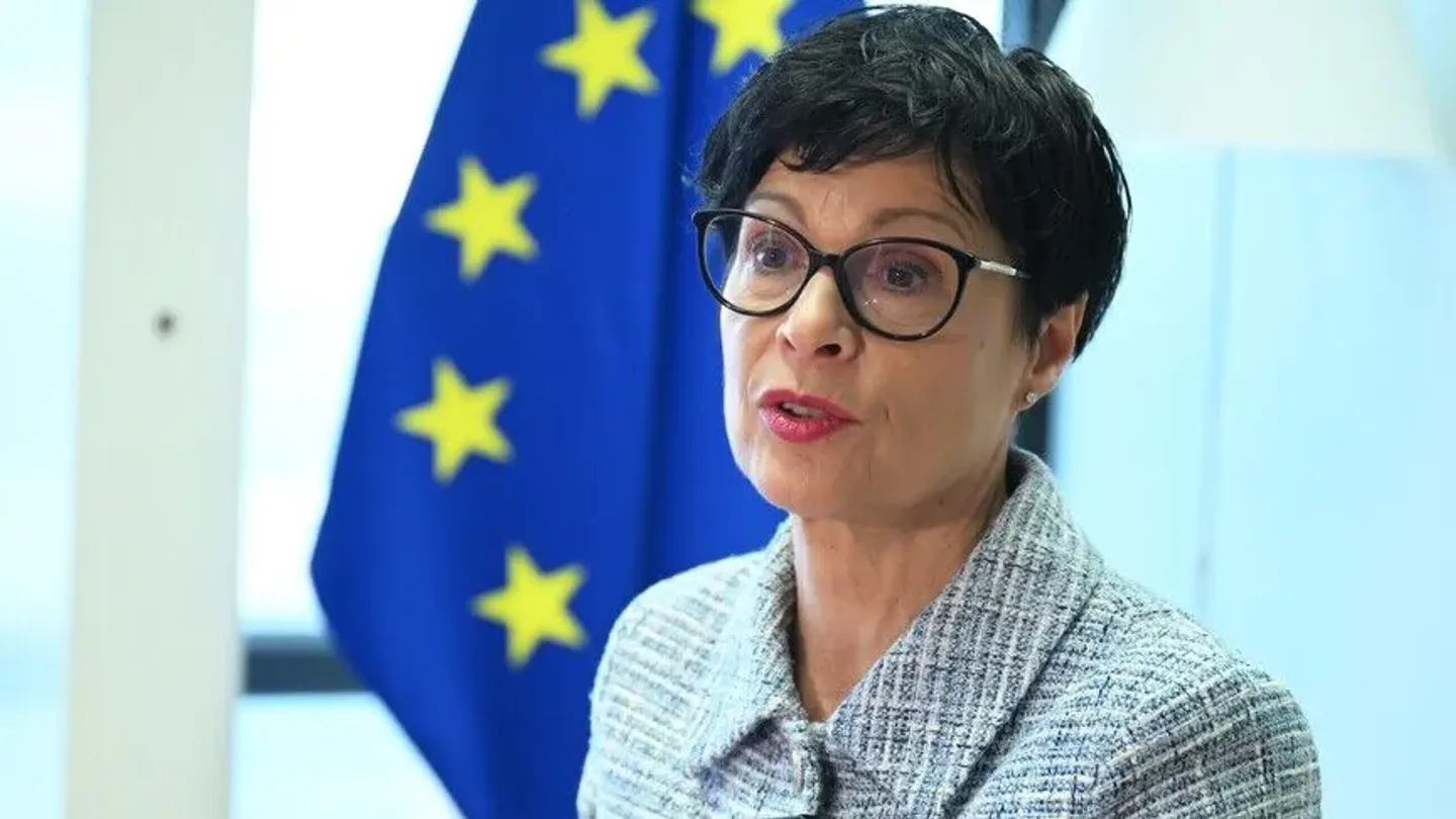 Komisionerja e BE-së e anulon vizitën në Serbi, shkak glorifikimi i kriminelit të dënuar Mlladiq