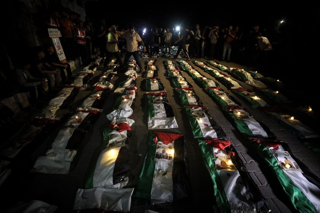 قبيل مراسم التشييع.. فلسطينيون يلقون نظرة الوداع على رفات 100 شهيد من ضحايا إبادة غزة