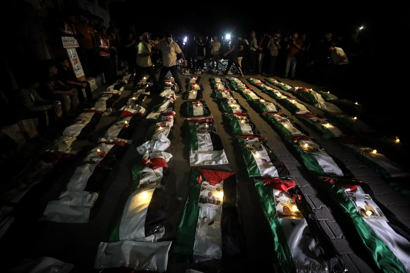 قبيل مراسم التشييع.. فلسطينيون يلقون نظرة الوداع على رفات 100 شهيد من ضحايا إبادة غزة