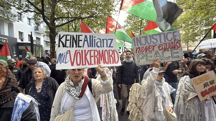 برلين.. الشرطة الألمانية تعتقل متظاهرين اثنين خلال مسيرة داعمة لفلسطين