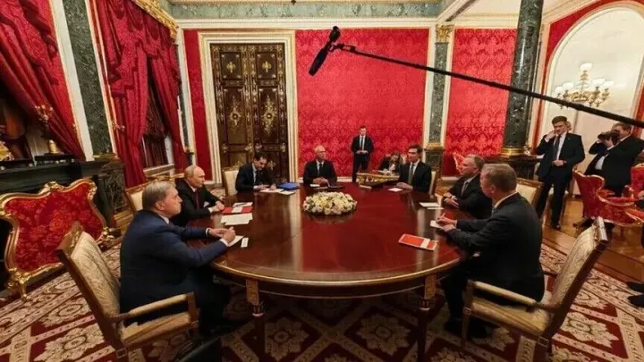 Zyrtari i Kremlinit: Bisedimet e Putinit me të dërguarit e ShBA-së ishin “konstruktive”