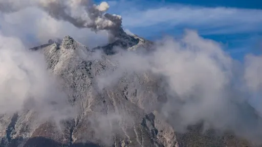 U Indoneziji zatvoreni aerodromi, otkazani deseci letova zbog širenja vulkanskog pepela