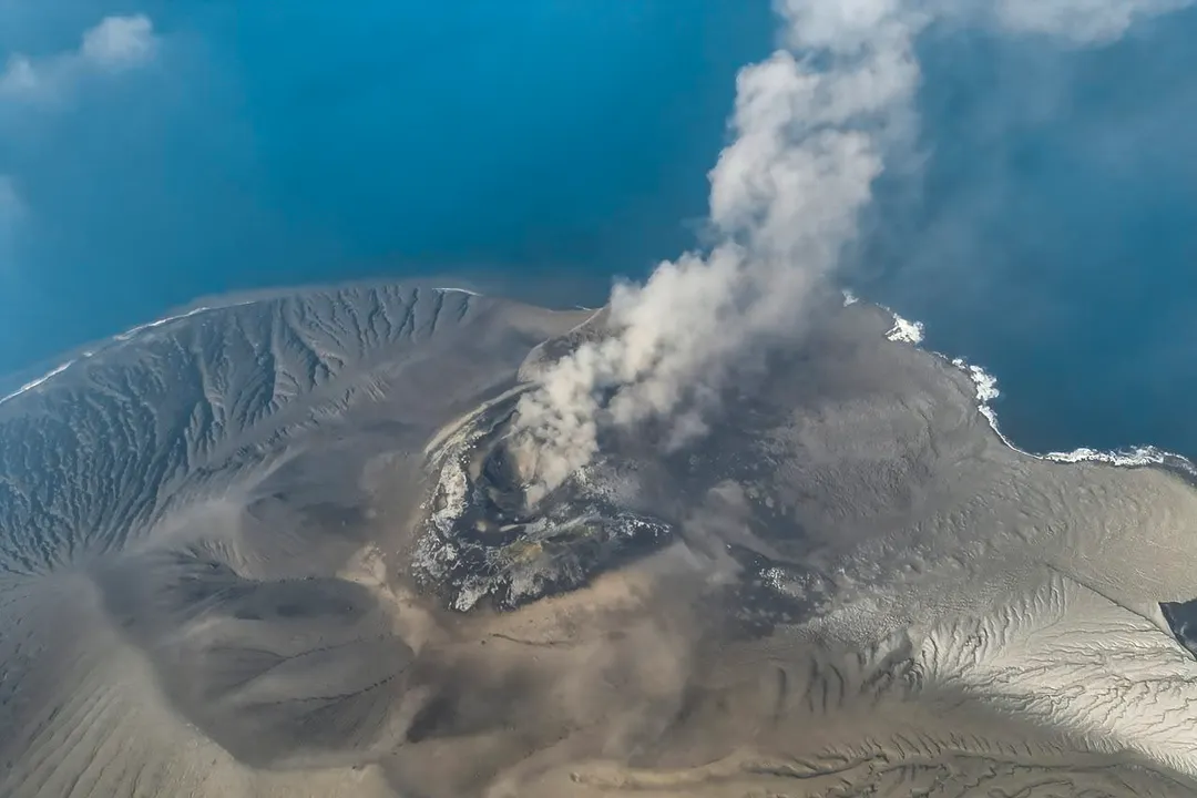 Erupsi menerus Gunung Anak Krakatau berakhir, 8 bandara ditutup akibat abu vulkanik