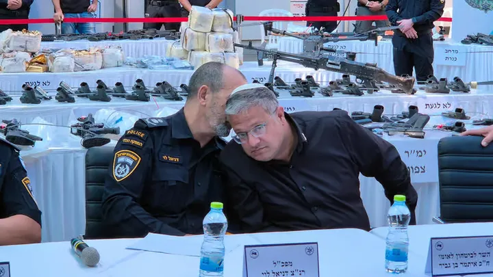 משבר בצמרת המשטרה: בן גביר מקפיא מינוי קצינים בכירים ומסלים את העימות עם המפכ"ל