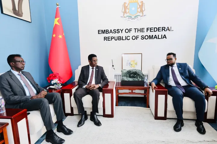 Wasiirka Amniga Gudaha oo Booqday Safaaradda Soomaaliya ee Beijing