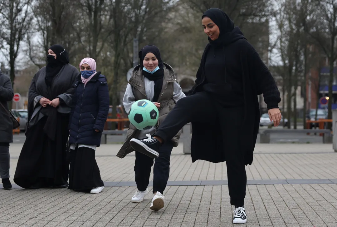 France: nouvelle polémique sur l’abaya à l’école