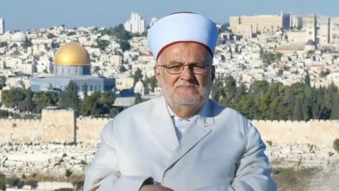 الاحتلال الإسرائيلي يحاكم خطيب الأقصى عكرمة صبري بتهمة "التحريض"
