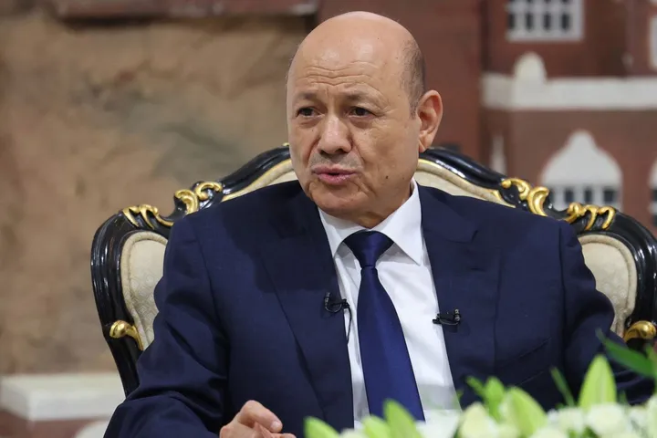 الجيش اليمني يحقق تقدماً ميدانياً في 4 جبهات.. والعليمي يؤكد مواصلة العمليات