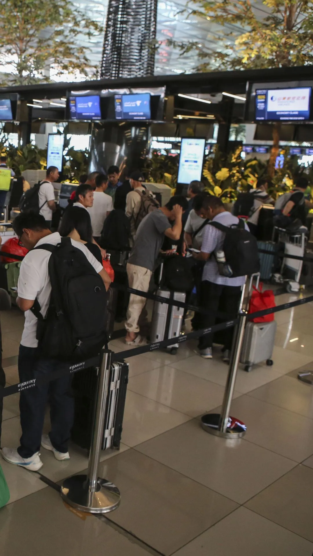 Lima bandara kembali beroperasi setelah abu vulkanik Anak Krakatau mereda
