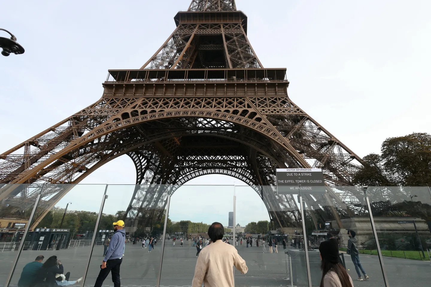 Visite d’un groupe hindou: la tour Eiffel rouvre après la grève des salariés