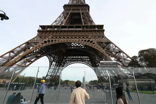 Visite d’un groupe hindou: la tour Eiffel rouvre après la grève des salariés