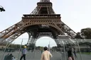 Visite d’un groupe hindou: la tour Eiffel rouvre après la grève des salariés