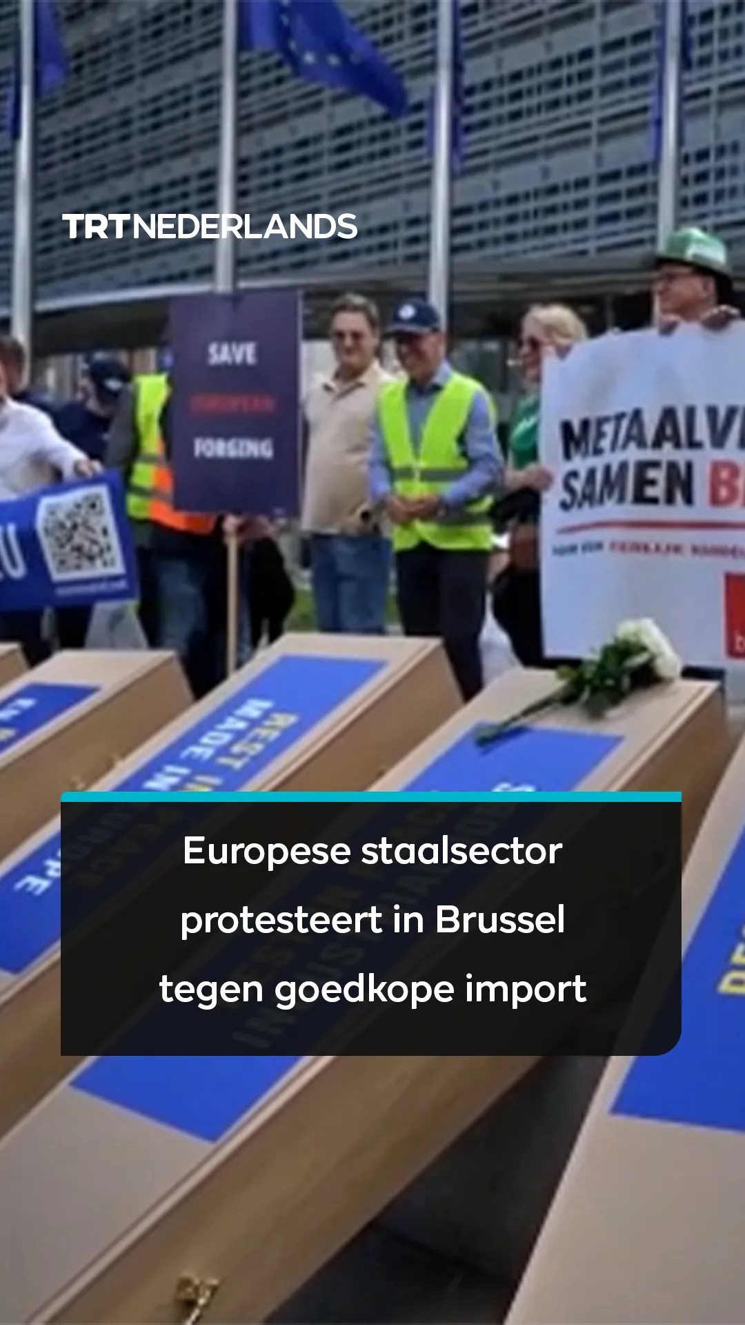 Europese staalindustrie draagt symbolische kisten door Europese wijk in Brussel ter protest