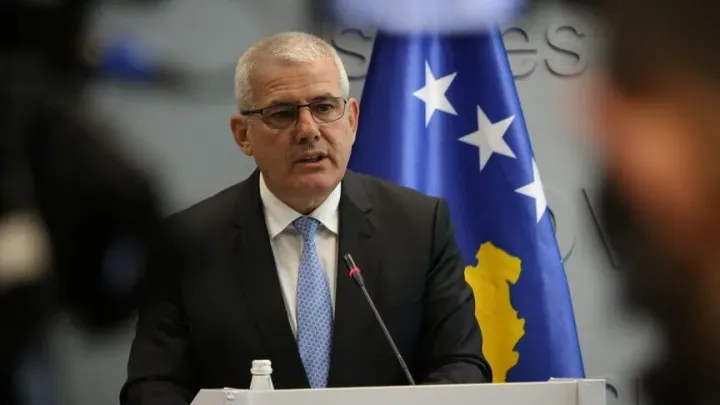 Xhelal Sveçla dënohet me një vit burgim me kusht për gazin lotsjellës në Kuvendin e Kosovës