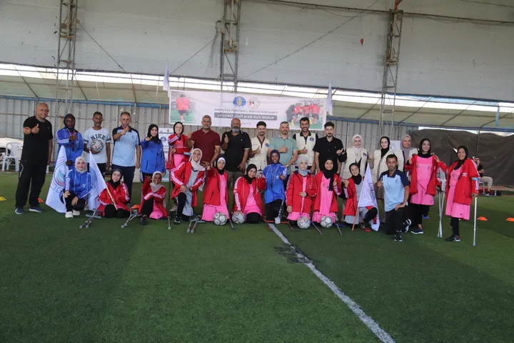 Cómo el fútbol ayuda a las mujeres amputadas de Gaza a superar las heridas del genocidio de Israel