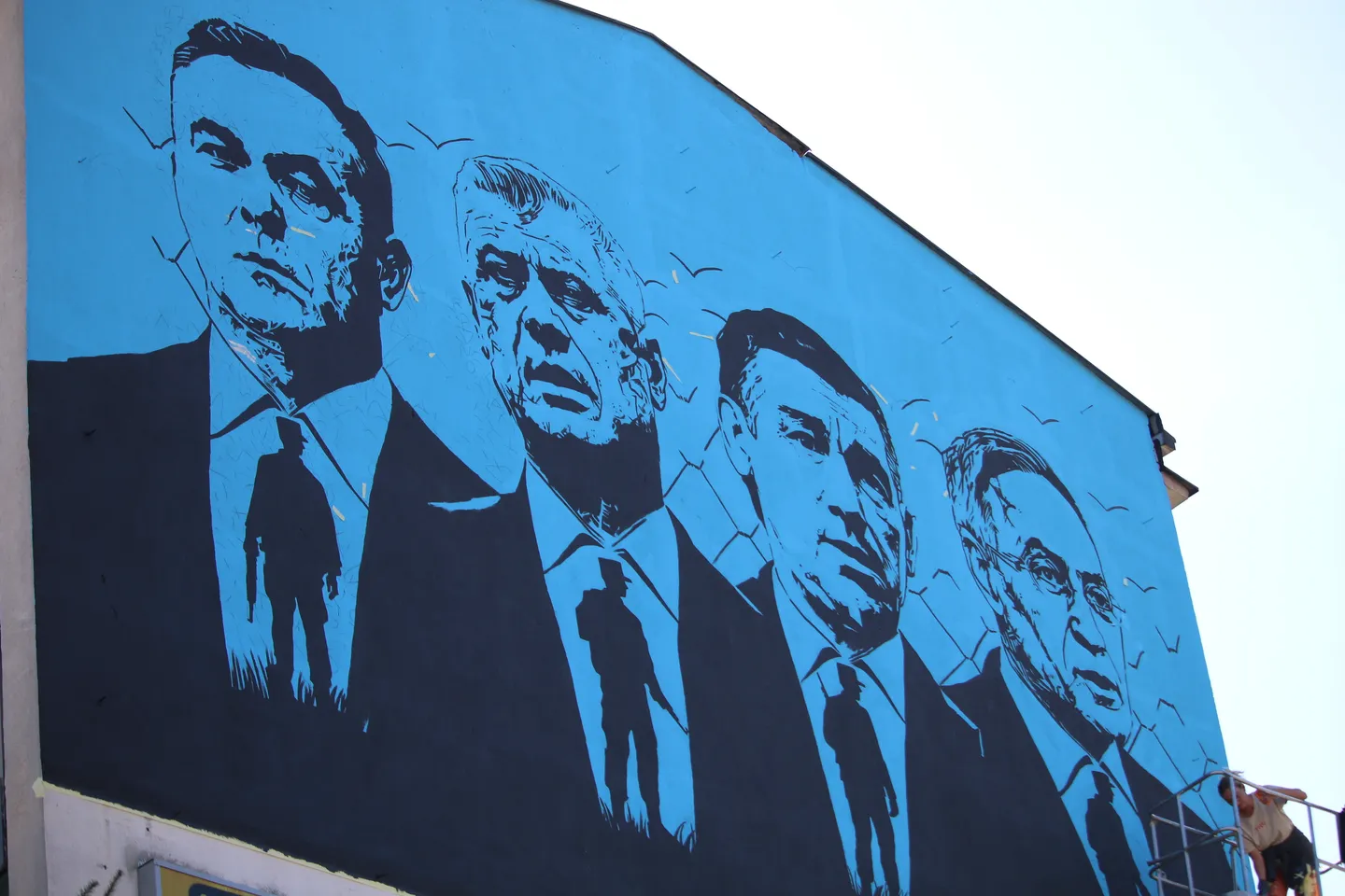 Katër ish-krerët e UÇK-së portretizohen në një mural në Prishtinë