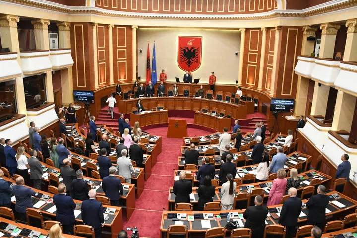 Fillon sesioni i ri i Kuvendit të Shqipërisë, Klodiana Spahiu emërohet ministre e Shëndetësisë