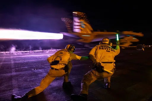 واشنطن تضرب ناقلات إيرانية.. وطهران ترد بهجوم صاروخي على قاعدة أمريكية