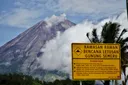 Gunung Semeru kembali erupsi, PVMBG waspadai awan panas dan lahar