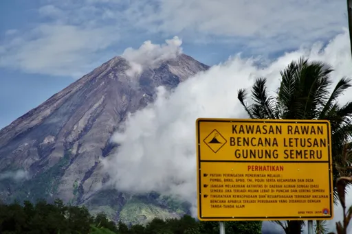 Gunung Semeru kembali erupsi, PVMBG waspadai awan panas dan lahar