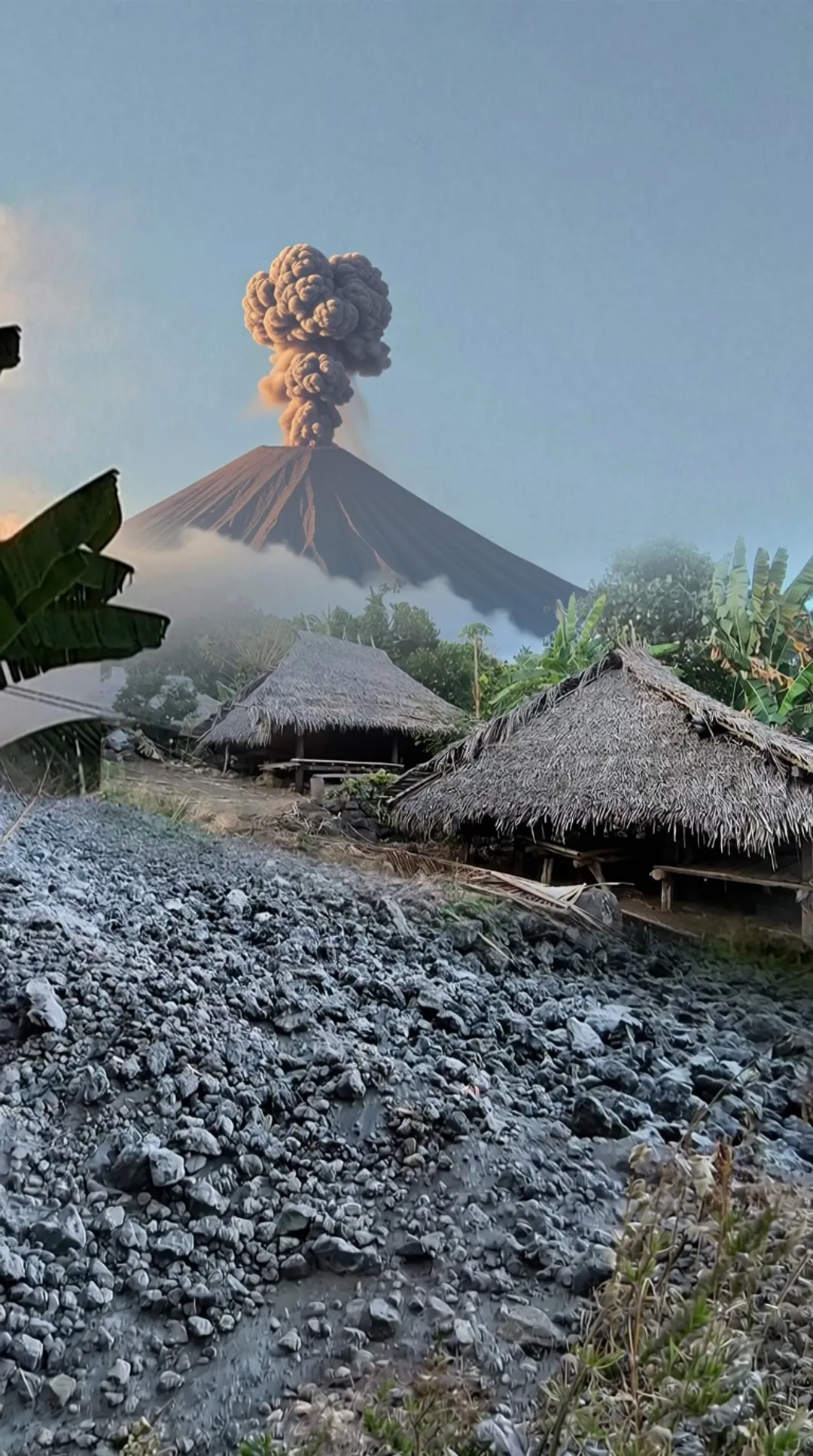 Lava erupsi Gunung Ile Lewotolok mendekati rumah tradisional warga Lembata