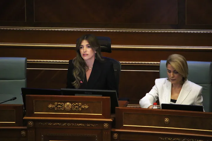 Albulena Haxhiu zgjidhet kryetare e Kuvendit të Kosovës
