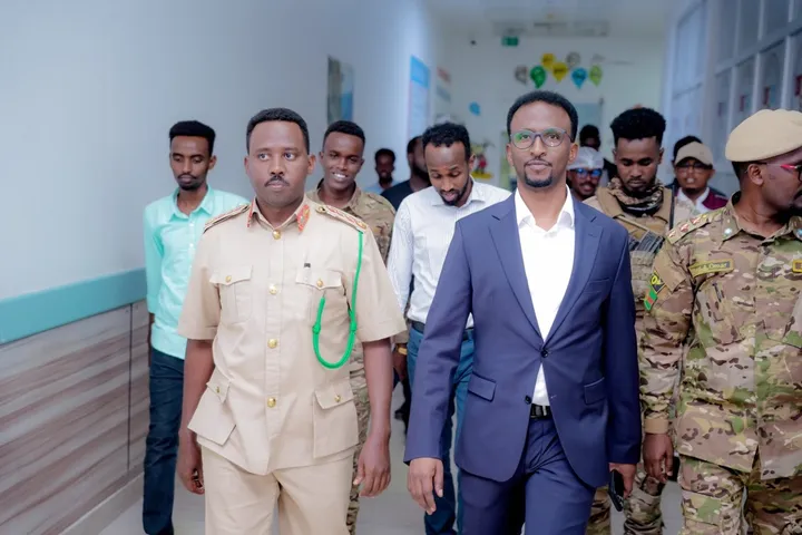 Taliyaha CXD oo Isbitaallada Muqdisho ku Booqday Askartii Ku Soo Dhaawacantay Hawlgallada