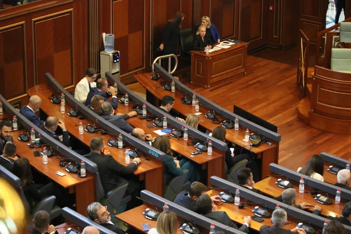 Dështon konstituimi i Kuvendit të Kosovës, seanca vazhdon të premten
