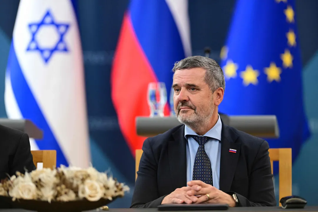 Szlovéniában az ellenzék bizalmatlansági indítványt nyújt be a külügyminiszter ellen