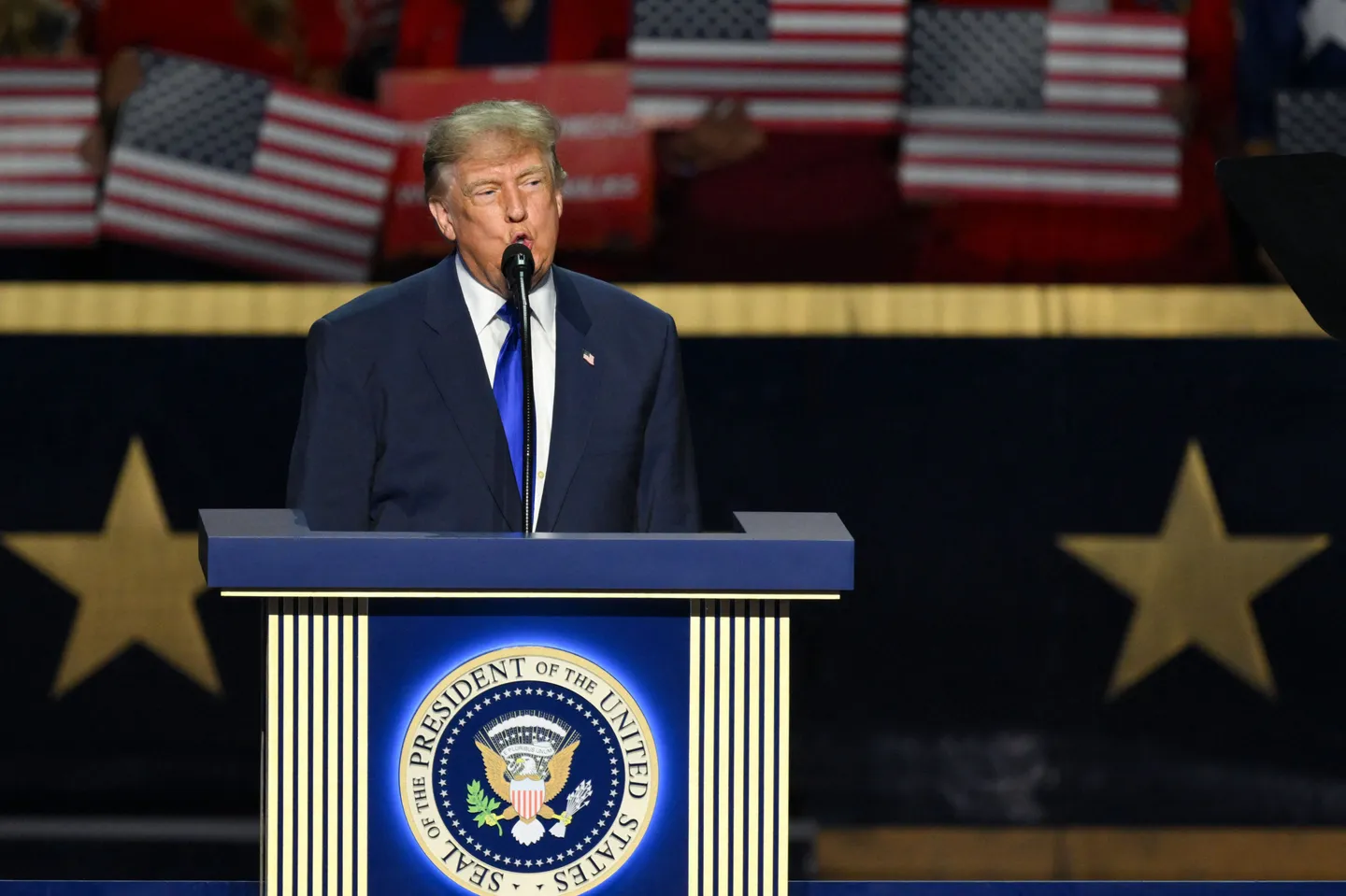 Trump promet 5 000 dollars aux Américains avant les élections de mi-mandat