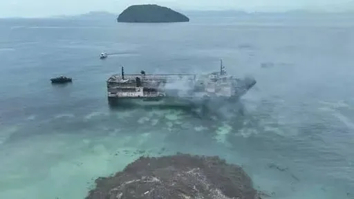 Mbetje trupore të karbonizuara gjenden në tragetin e djegur në Filipine, 84 persona të zhdukur