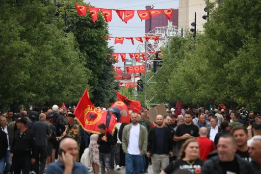 Kosovë, protestë masive në përkrahje të ish-krerëve të UÇK-së që po gjykohen në Hagë
