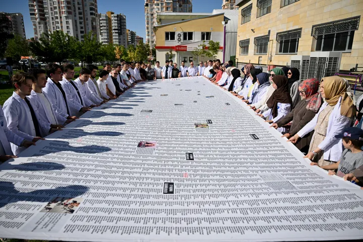 قيصري التركية تخلّد أسماء أكثر من 16 ألف طفل فلسطيني على لافتة ضخمة