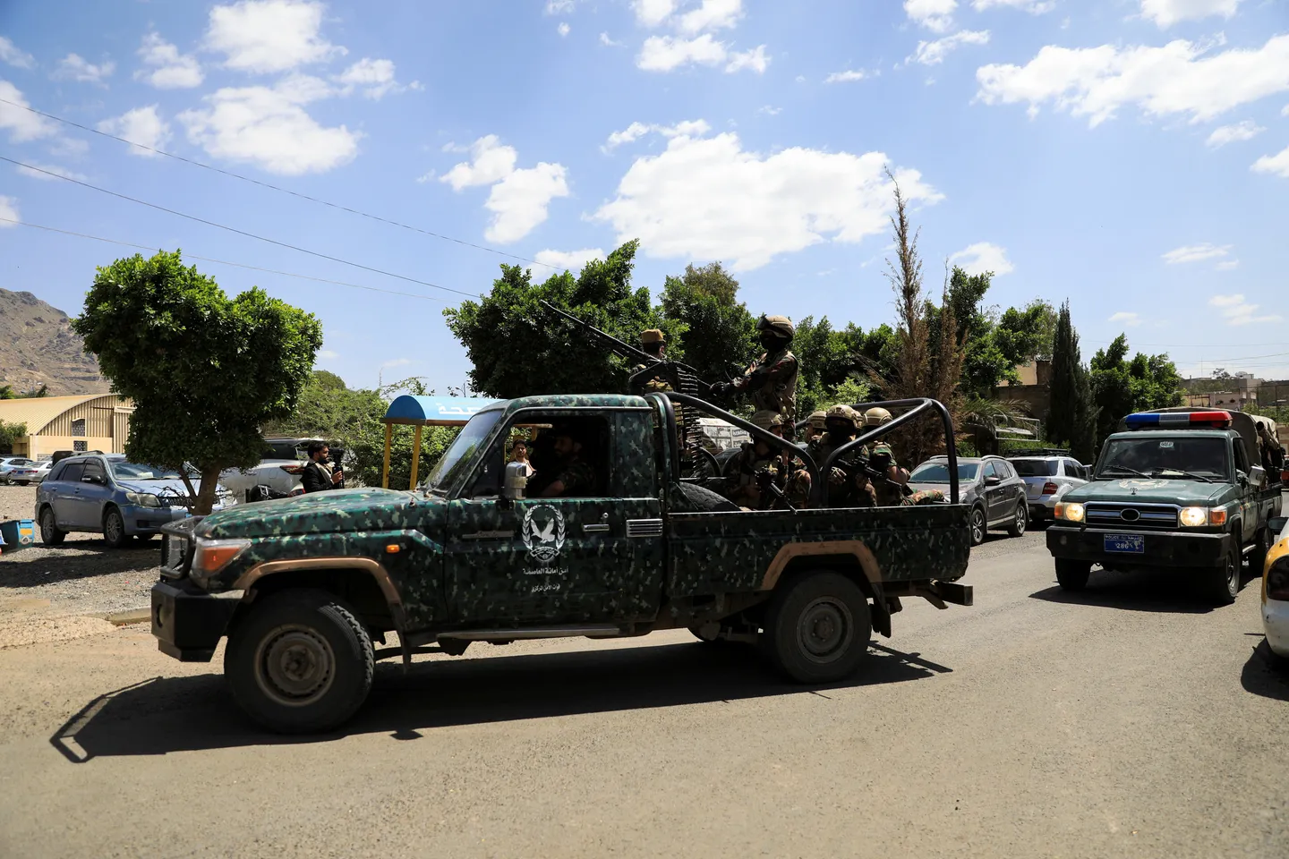 Yemeni government forces strike Houthis near Mocha as fighting displaces thousands