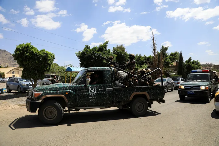 Yemeni government forces strike Houthis near Mocha as fighting displaces thousands